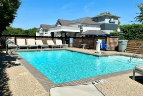 Days Inn by Wyndham Arlington - Piscine