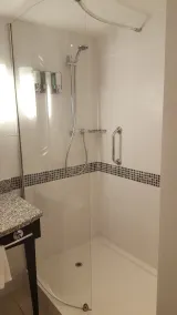 Hampton by Hilton Corby/Kettering - Baño