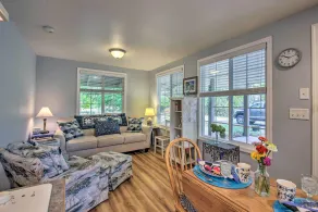 Cozy Cottage on Flower Farm w/ Baker Creek Views! - Intérieur