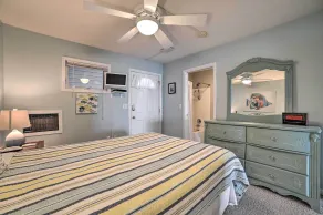 Lakefront Onekama Condo w/ Seasonal Pool! - Værelse