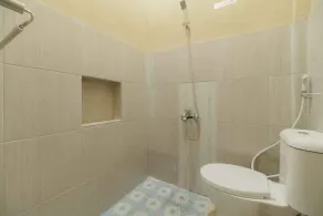 RedDoorz near Bukit Kubu Berastagi - Baño