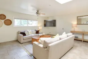 8 Mi to Dtwn: Spacious Home w/ Fire Pit in Fresno! - Interiör