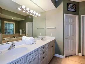 Maison de piscine magnifiquement rénovée dans le quartier du village de Captiva - Salle de bain