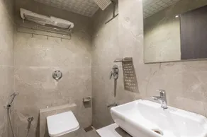 Hotel Artilla Borivali - Bathroom