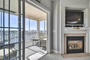 Spacious Southport Condo w/ Balcony! - Innenbereich