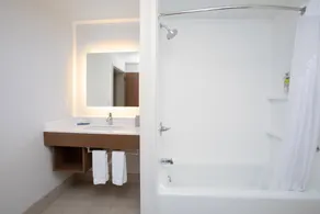 Holiday Inn Express & Suites - Goodland I-70 by IHG - Bathroom