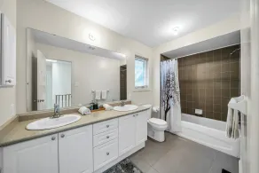 4 TVs, King Bed, Across Recreational Park, Tennis Court, Near Commercial Center - Bathroom
