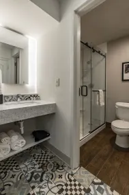 St Charles Coach House, an Ascend Collection Hotel - Salle de bain