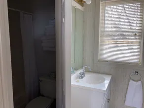Island Pond Country Inn (Formerly the Lakefront Inn & Motel) - Badezimmer