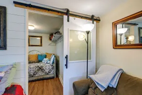 Unwind w/ a Shared Hot Tub: Cozy Whittier Getaway - Intérieur
