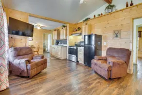Walk to White River: Mountain View Family Cabin! - Innvendig