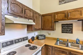 Cozy Studio Near Hiking & Skiing, Walk to Downtown - Innvendig