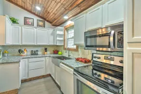 Otto Home w/ Fire Pit, Tree House & Hot Tub! - Interior