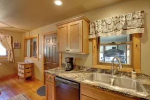 Cozy Lead Cabin w/ Deck < 1 Mi to Ski Slopes! - Innenbereich