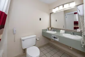 Red Roof Inn & Suites Hazleton - Salle de bain