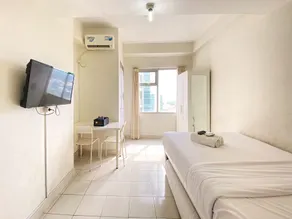 Homey Studio Room at Harvard Jatinangor Apartment By Travelio - Chambre
