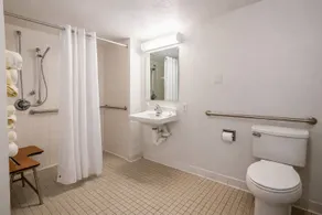 HomeTowne Studios by Red Roof Houston - West Oaks - Energy Corridor - Bathroom