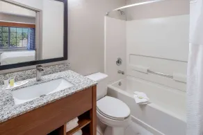 Days Inn & Suites by Wyndham Greeley - Salle de bain