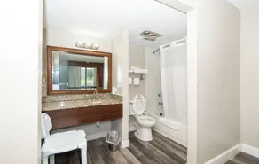 Days Inn & Suites by Wyndham Dayton North - Bathroom