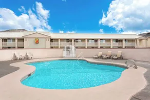 Super 8 by Wyndham Salina/Scenic Hills Area - Pool