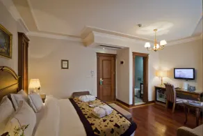 GLK PREMIER The Home Suites & Spa - Room