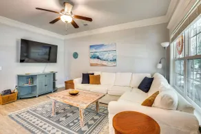 1 Mi to Riverfront: Darien Family Home - Interiør