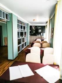 Salut Hotel - Restaurant