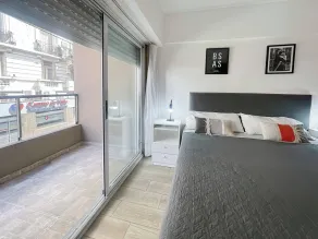 Modern Studio with Amenities and balcony in the Heart of the City - Zimmer