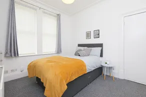 4 Bed Derby House - Long Stays- Parking - Room