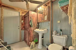Riverfront Getaway w/ Treehouse, Fire Pit & Deck! - Badrum