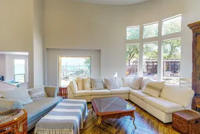 Hot Tub & Views: Luxe Lake Bridgeport Retreat - Innenbereich