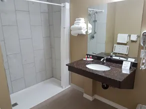 Super 8 by Wyndham Hardisty - Baño