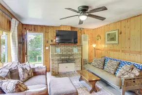 Long Lake Getaway w/ Dock & Hot Tub in Bigfork - Innenbereich