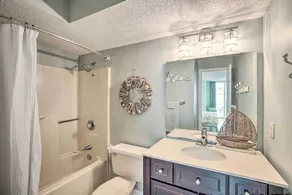 Colorful Beachfront Condo w/ Resort Amenities - Innenbereich