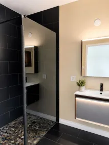 Charming Chelsea Bungalow Central Location Modern Comforts - Bathroom