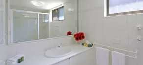 Main Beach Apartments - Bathroom