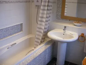 Cherry Tree Lodge - Bathroom