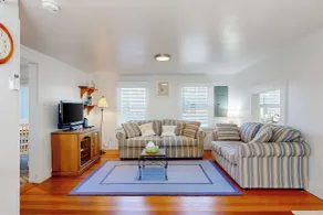 Charming 3BR Cottage Near the Beach w/ Deck - Innenbereich