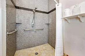 La Quinta Inn & Suite Kingwood Houston IAH Airport 53200 - Salle de bain