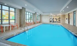 Holiday Inn & Suites Oakville at Bronte by IHG - Piscina