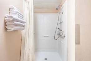 Super 8 by Wyndham Sullivan - Salle de bain