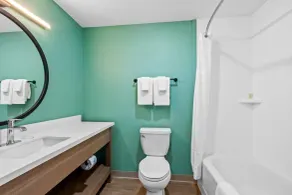 ECHO Suites Extended Stay by Wyndham Phoenix-Peoria/Glendale - Bathroom