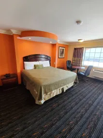 Delmonico Inn & Suites - Habitación