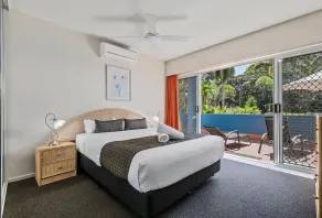 White Crest Apartments - Room