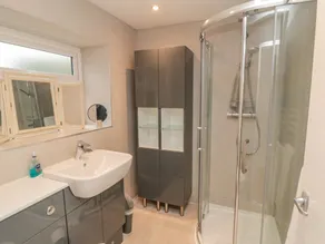Robin Cottage - Bathroom