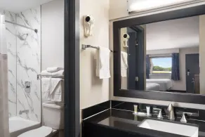Days Inn & Suites by Wyndham Byram - Salle de bain