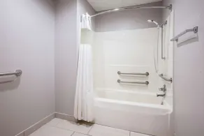 Baymont by Wyndham Traverse City - Bathroom