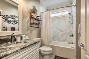 Elegant Lakefront Gem w/ Dock + Sunset Views! - Interiör