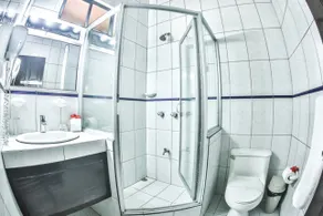 The Backyard Beachfront Hotel - Bathroom