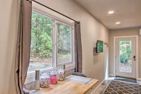 Steps to Foothills Trail: Unique Carbonado Studio - Interiør
